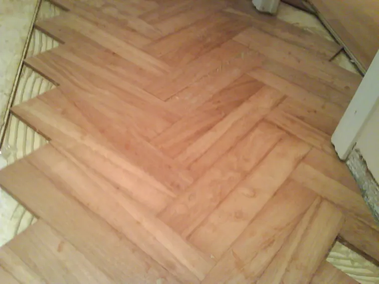 Instalación de parquet de doussie en espiga en Barcelona 1 DSC00050 opt