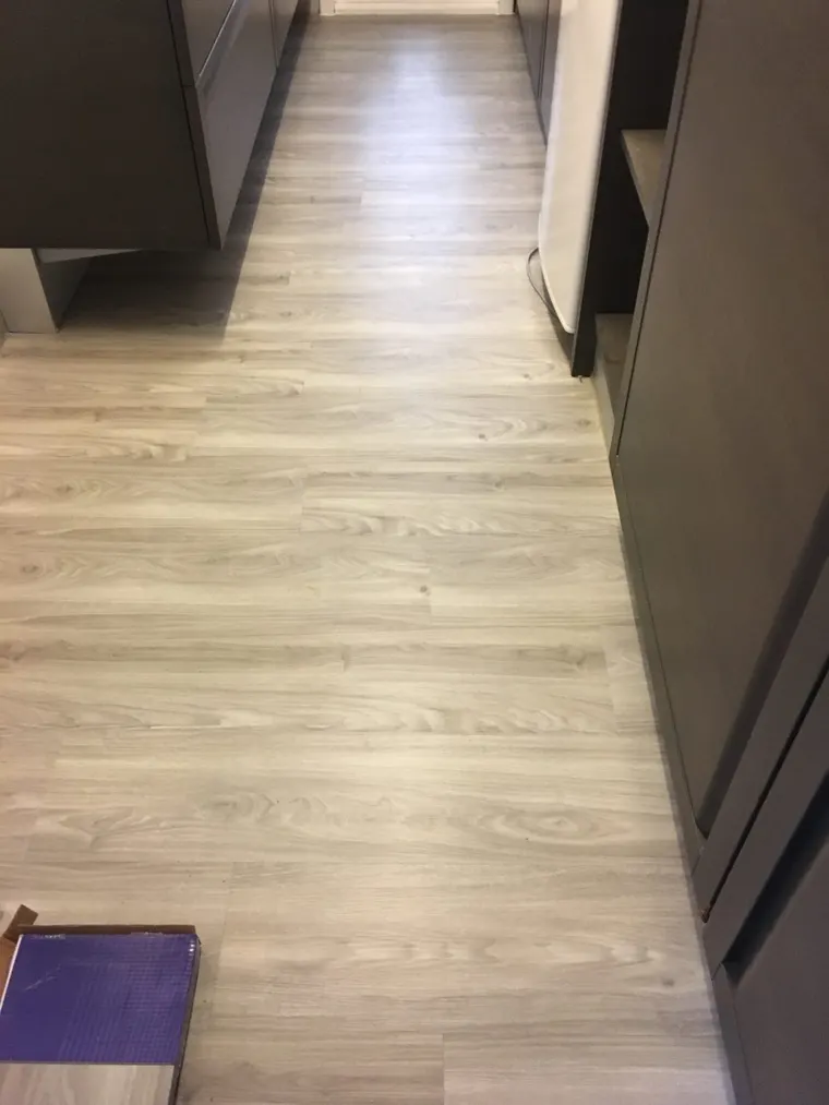 Suelo vinílico para cocinas y baños en Barcelona 1 IMG 4926 opt