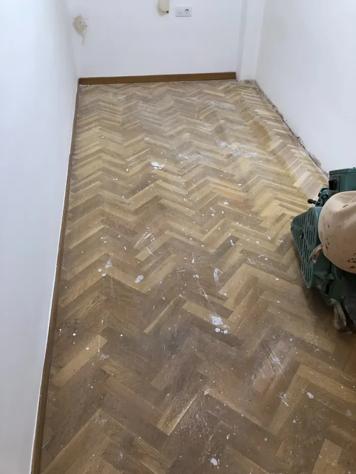 Antes: Acuchillado profesional — Suelo de roble