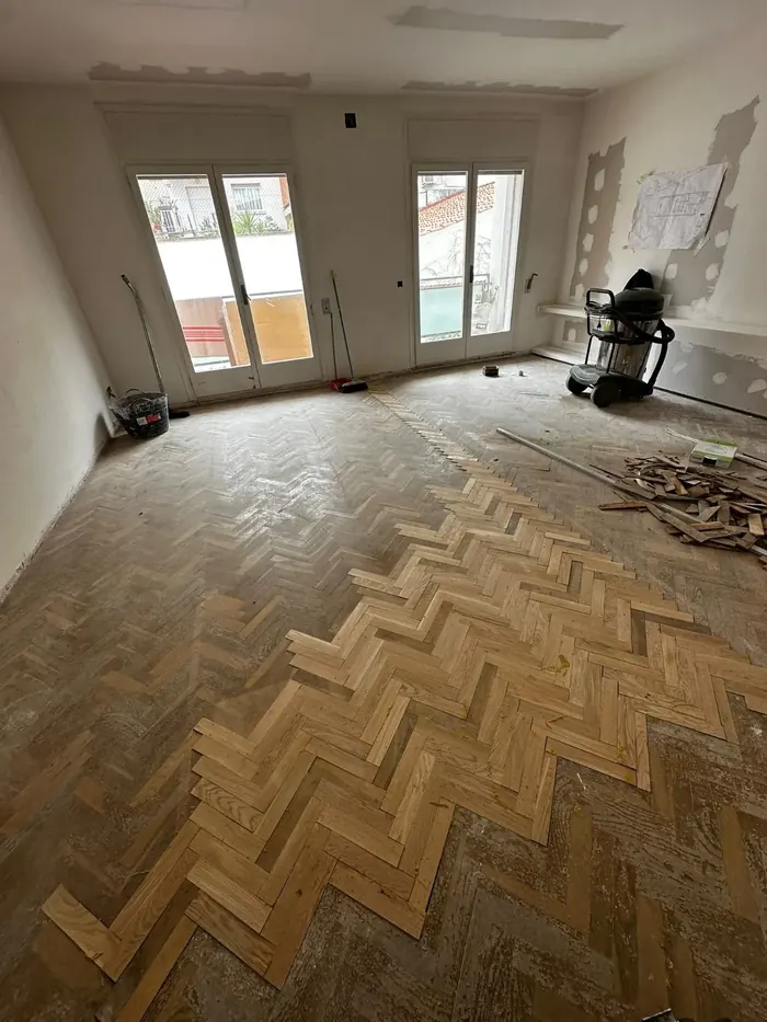 Antes: Restauración de parquet clásico — Acabado brillante