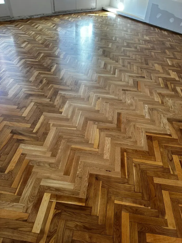 Después: Restauración de parquet clásico — Acabado brillante
